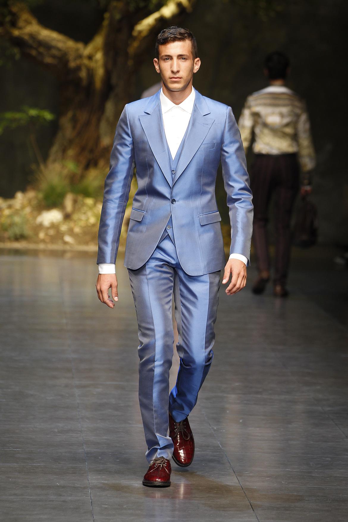 2021-erkek-takim-elbise-modasi-mavi-tonl