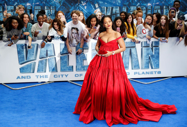 Rihanna hayranlarını ikiye ufaladı Valerian galası